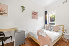 Chic Double Room - Seconds to Transport & Shops - Shared Bathroom